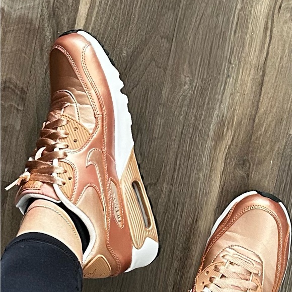 NIKE AIR MAX 90 SE LTR (GS) 7Y/8.5 women’s Rose gold. - Picture 5 of 5